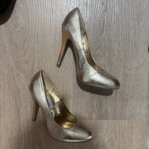 Steve Madden gold metallic high heels #heels #glamour